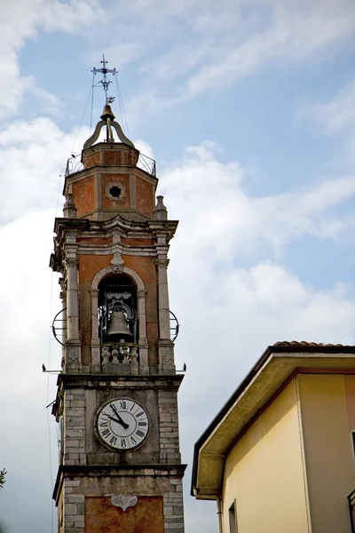 Dia ensolarado milan velho resumo em itália torre sino — Fotografia de Stock