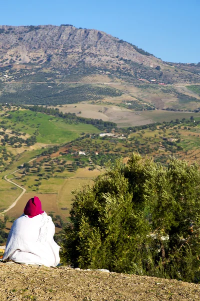 Desde lo alto en el campo de la mujer y las construcciones — Foto de Stock