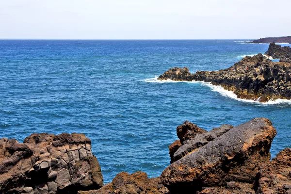 Hervideros brązowe skały w białym wybrzeżu lanzarote ummer — Zdjęcie stockowe