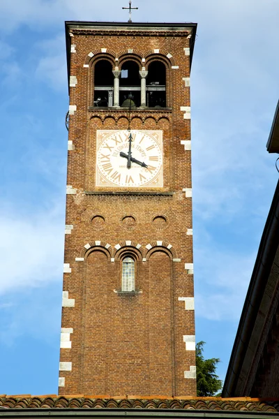 De oude abstract Legnano in Italië kerkklok zonnige dag — Stockfoto