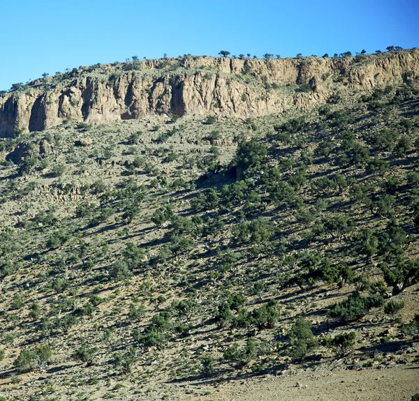 Dalen i Afrika Marocko atlas torrt berg marken isolera — Stockfoto