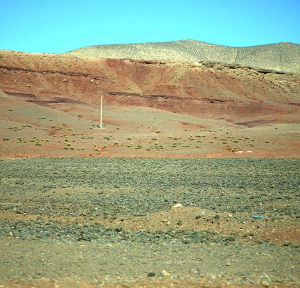 Vale em áfrica morocco o atlas seco montanha solo isolado — Fotografia de Stock