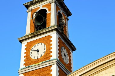 Olgiate olona eski ve kilise kule çan güneşli bir gün 