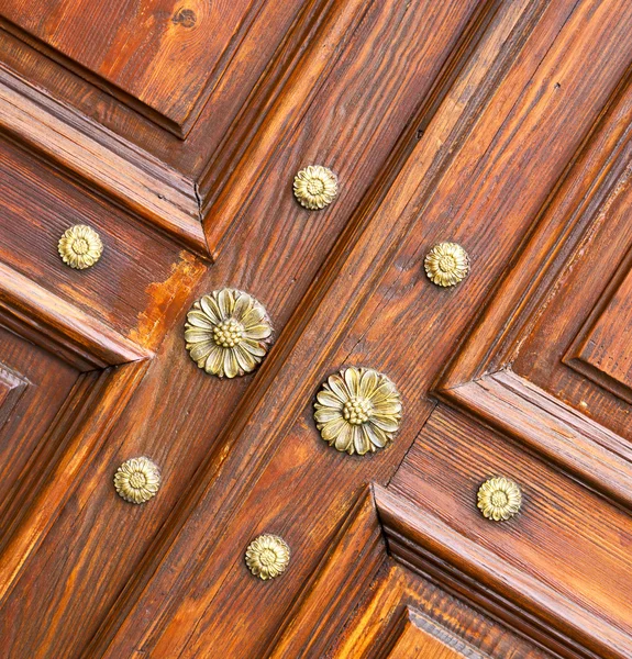 Abstracto oxidado latón marrón cerrado puerta de madera crena gallarate — Foto de Stock