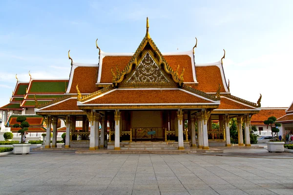 Templo de ouro em bangkok planta — Fotografia de Stock