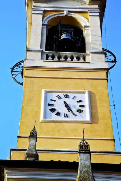 Cislago eski bir İtalya duvar ve kilise kule çan su — Stok fotoğraf