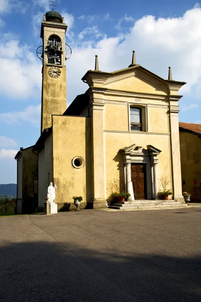 En la antigua iglesia comabbio cerrada acera de ladrillo italia — Foto de Stock