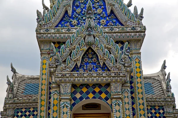 Tailandia en Bangkok templo de la lluvia palacios Asia cielo a —  Fotos de Stock