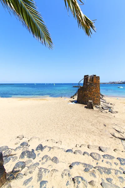 Bílé pobřeží lanzarote ve vodě kamenné věže a — Stock fotografie