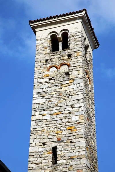 A varano borghi e campanile della chiesa giornata di sole — Foto Stock