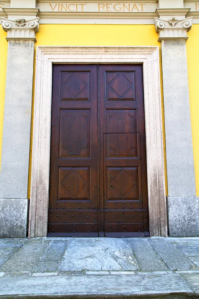 Itália lombardia no pavimento da porta da igreja milano — Fotografia de Stock