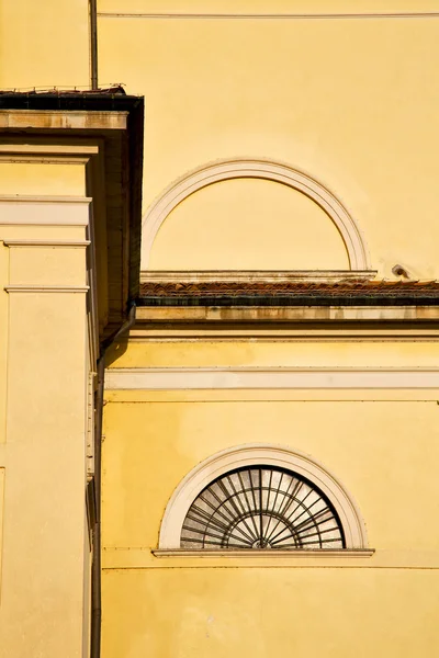 Ventana italia lombardía en el parabiago antigua iglesia cl — Foto de Stock