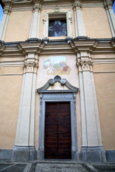 Włochy Lombardia w somma lombardo wieża kościoła krok — Zdjęcie stockowe