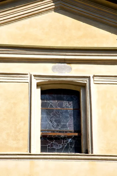 Rose window Italië Lombardije in de oude milano — Stockfoto