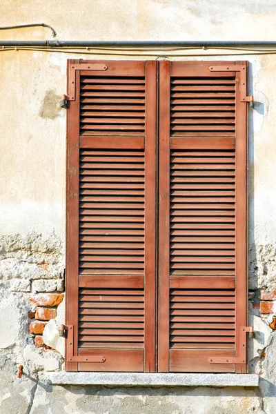 Ventana roja varano i palacios italia día soleado veneciano —  Fotos de Stock