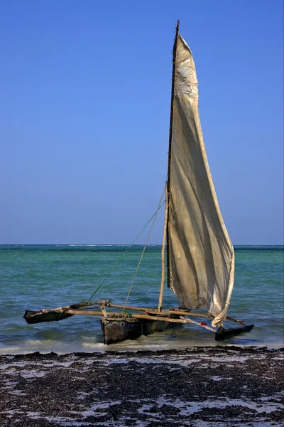 Pláž a lodí do Tanzanie zanzibar — Stock fotografie