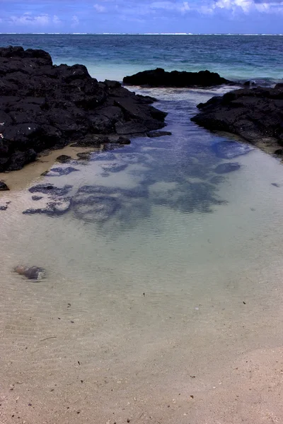 Playa y roca en belle mare mauritius —  Fotos de Stock