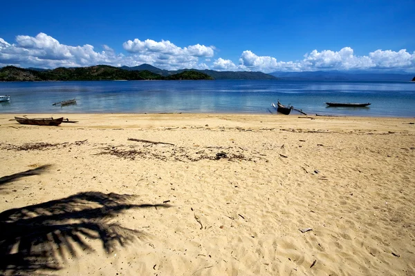 Vlezlý být rock kamenné pobočky člun dlaň laguny Madagaskar — Stock fotografie