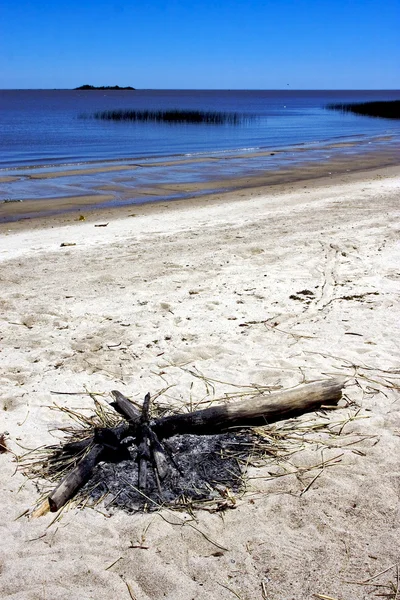 Hoguera y playa — Foto de Stock