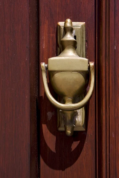 Brass knocker and wood in colonia del sacramento — Stock Photo, Image