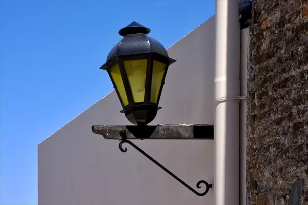 Straat lamp en een waterpijp in colonia del sacramento — Stockfoto