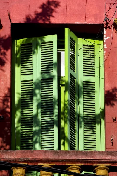 Vecchio giallo terrazzino verde veneziano cieco — Foto Stock