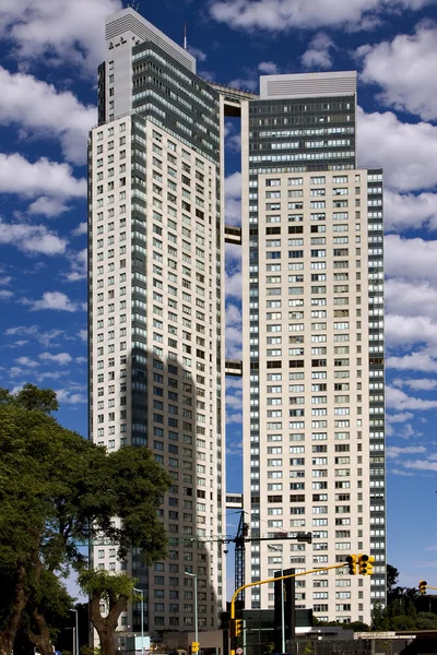 Skyscraper clouds and traffic lights — Stock Photo, Image