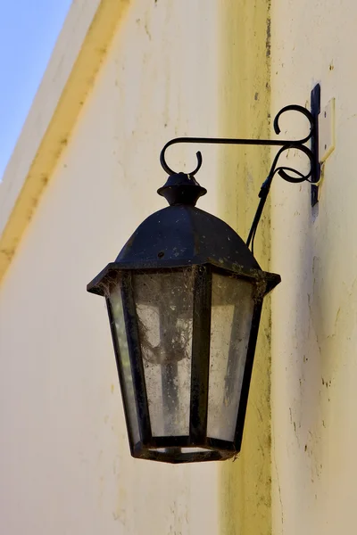 Sokak lambası ve sarı bir duvar — Stok fotoğraf