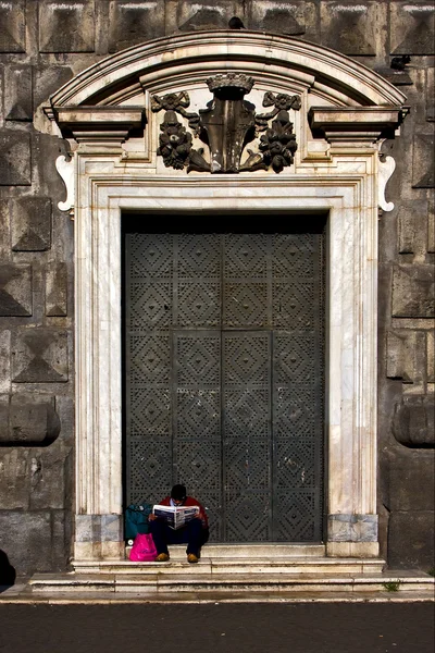 Sin hogar leyendo un periódico — Foto de Stock