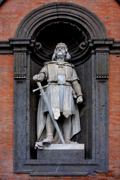 Estátua de mármore cinza de um guerreiro — Fotografia de Stock