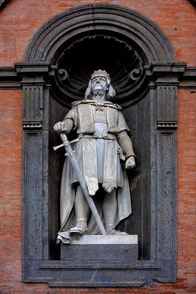 Estatua de mármol gris de un guerrero — Foto de Stock