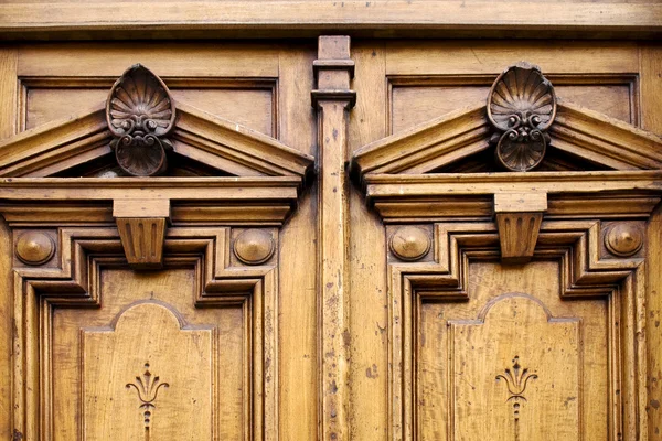 La parte superior de una puerta de madera doble cerrada — Foto de Stock