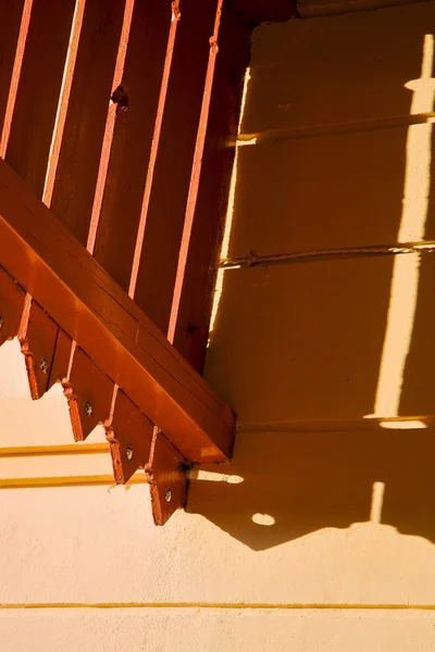 Delik ve refleks sarı bir teras için — Stok fotoğraf