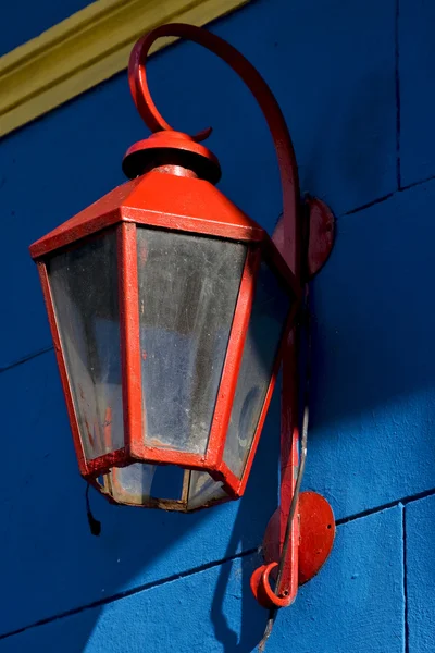 Красный уличный фонарь и синий желтый — стоковое фото