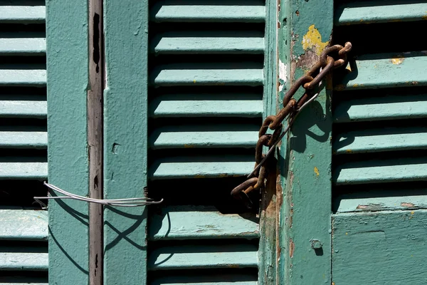 Venetian blind and a rusty chain in la boca — Stock Photo, Image