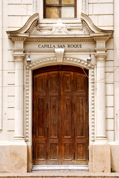Kilise capilla san roque, kahverengi ahşap eski kapı Telifsiz Stok Fotoğraflar