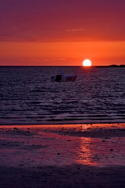 Barco no pôr-do-sol de Madagáscar — Fotografia de Stock