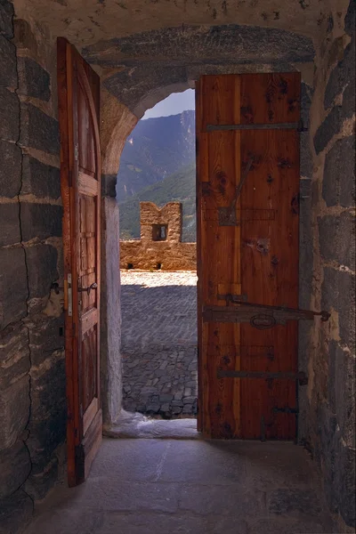 O castelo dentro da porta — Fotografia de Stock