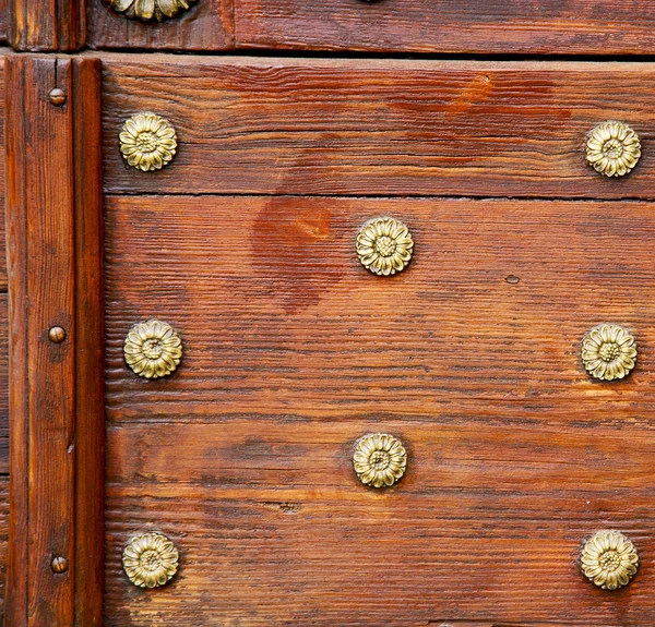 Abstract  rusty brass brown knocker door crenna gallarate  italy — Stock Photo, Image