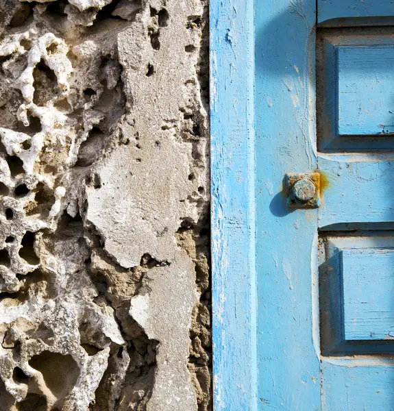 Afrika eski ahşap cephe ev ve güvenli padl beton duvar — Stok fotoğraf