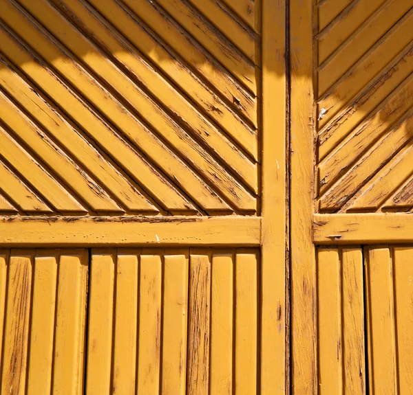 抽象的 samarate 生锈门还是老城区关闭木材伦巴第 ita — 图库照片