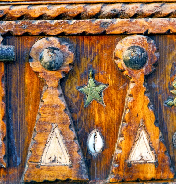 Metallo grigio arrugginito marocco in Africa il vecchio guscio di legno padl — Foto Stock