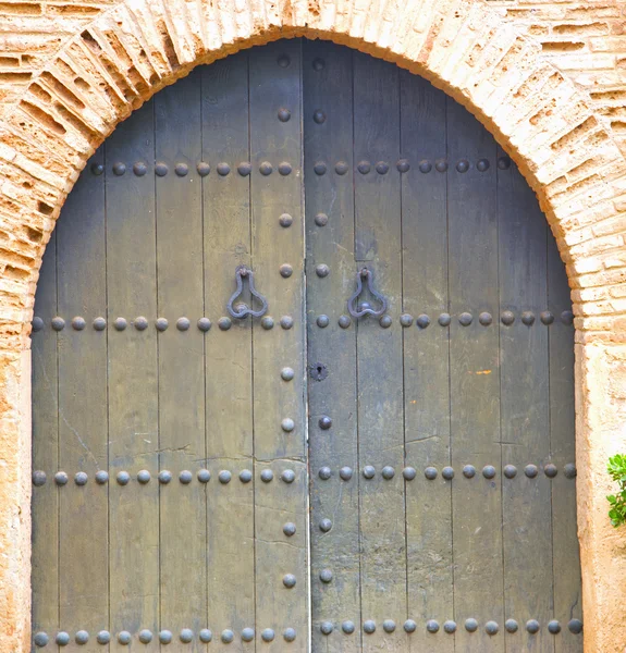 Mármore histórico na porta do edifício antigo estilo Marrocos África madeira e metal enferrujado — Fotografia de Stock