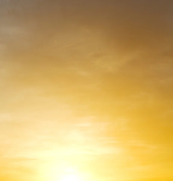 Lumière le lever du soleil dans le ciel coloré nuages doux blancs et abstraits — Photo