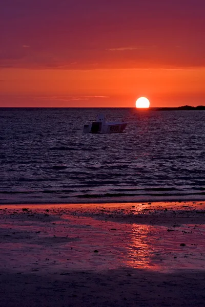 Bateau dans le coucher de soleil de madagascar — Photo