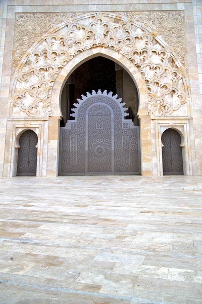 Historique en marbre de porte de bâtiment antique — Photo