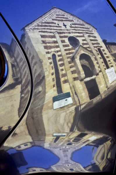 Santo stefano kerk in verona in een reflex van een auto — Stockfoto