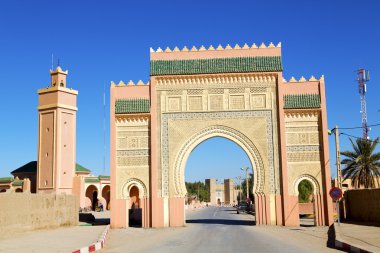 Fas arch Afrika mavi gökyüzü