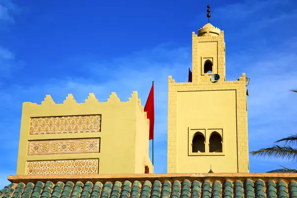 在摩洛哥绿色屋顶的历史符号拼贴红旗 — 图库照片