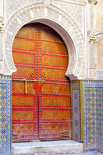Histórico em edifício antigo porta estilo marroquino áfrica madeira — Fotografia de Stock